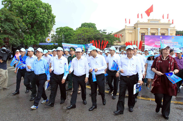 Phó Thủ tướng Trịnh Đình Dũng và các đại biểu diễu hành hưởng ứng Tuần lễ Quốc gia phòng, chống thiên tai năm 2019